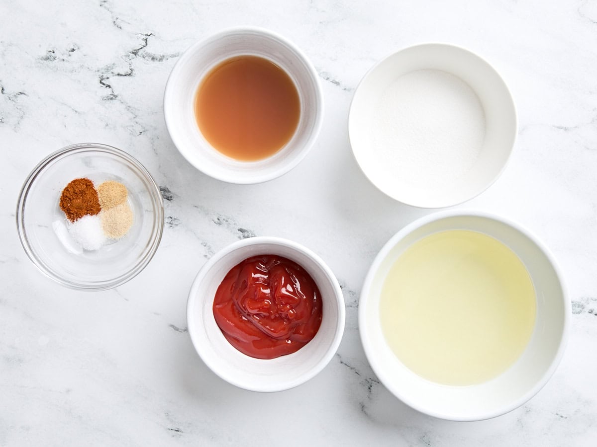 Les ingrédients pour faire une recette de vinaigrette française.