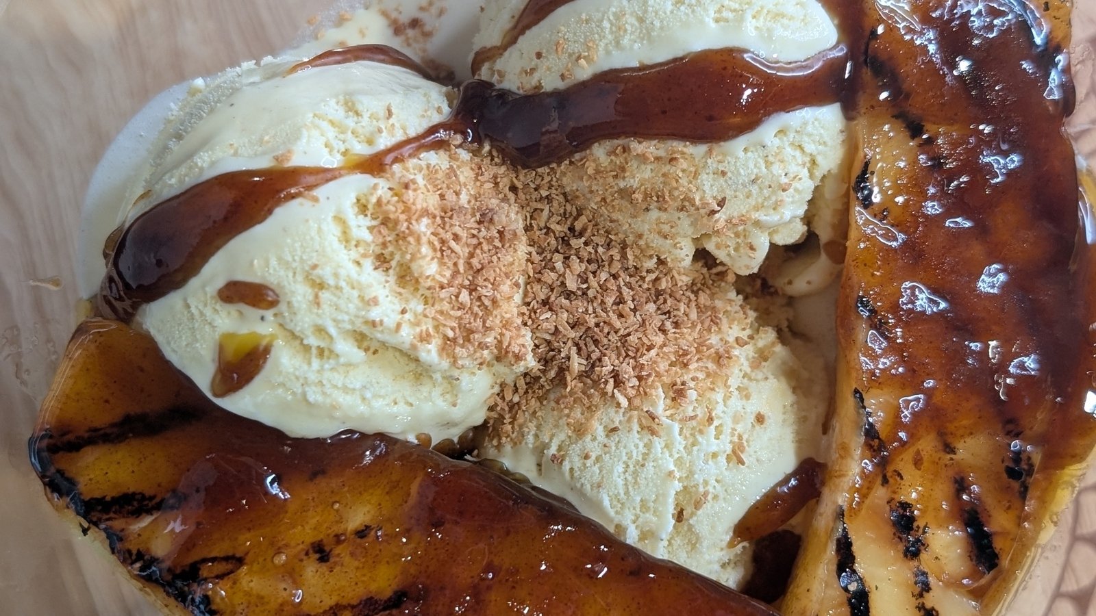 Crème glacée à l'ananas grillé et à la noix de coco de Jeeny: aujourd'hui