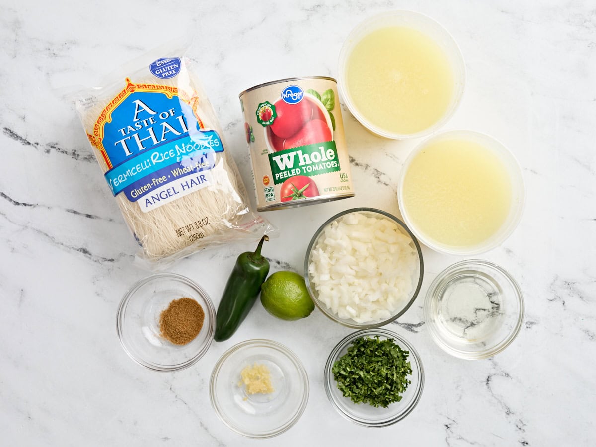 Les ingrédients pour faire sopa de fideo.