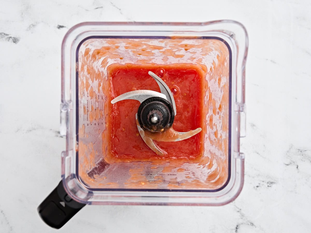 Tomates en conserve mélangées dans un mélangeur.