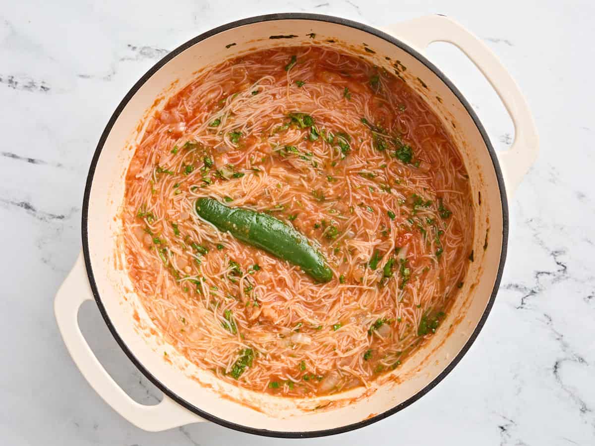 Vue aérienne d'un pot de sopa de fideo.