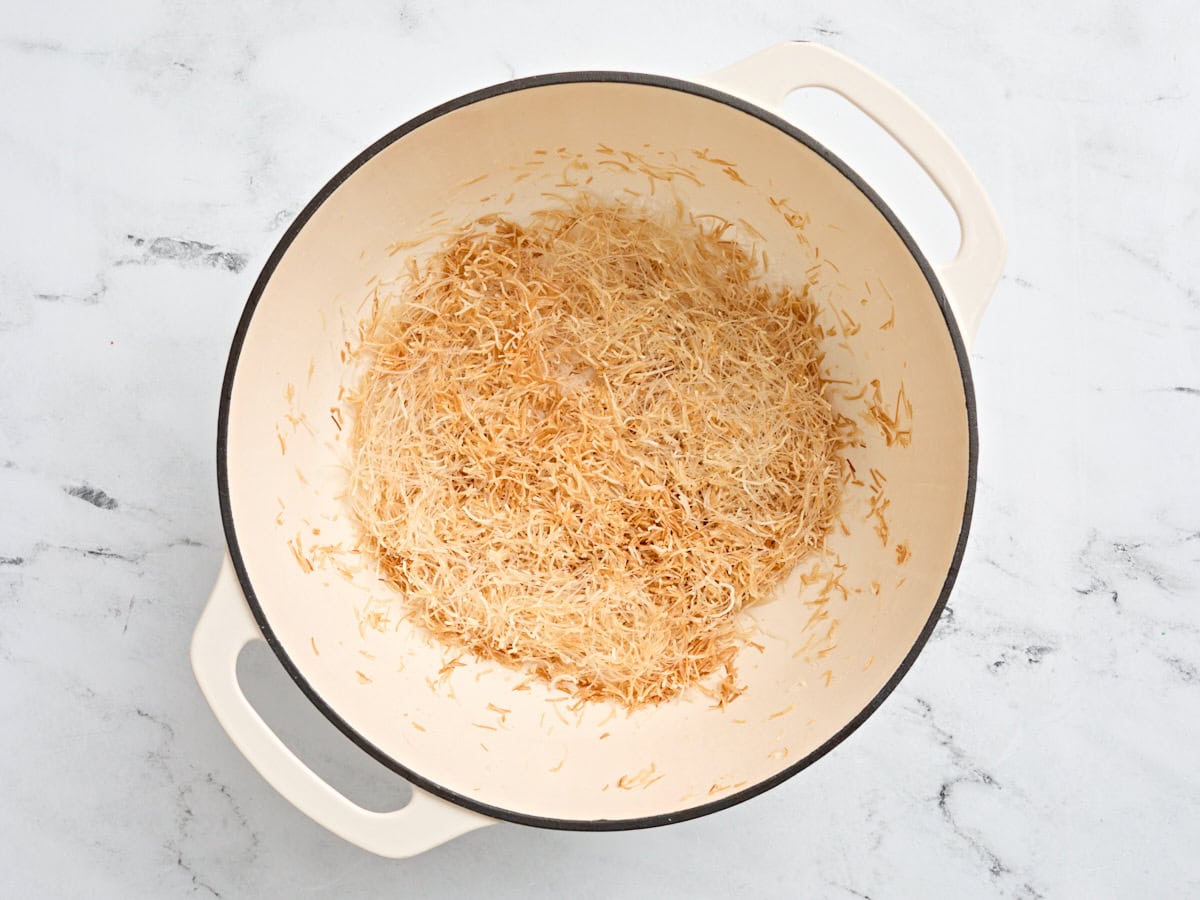 Nouilles de vermicelli grillant dans un pot de casserole.
