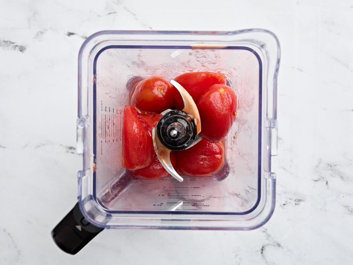 Tomates en conserve dans un mélangeur.
