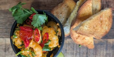 Trisha's Lime and Coconut Prawns Pil PIL avec piment, ail et crostini: Aujourd'hui