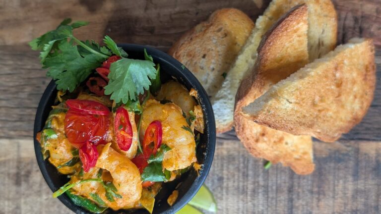 Trisha's Lime and Coconut Prawns Pil PIL avec piment, ail et crostini: Aujourd'hui