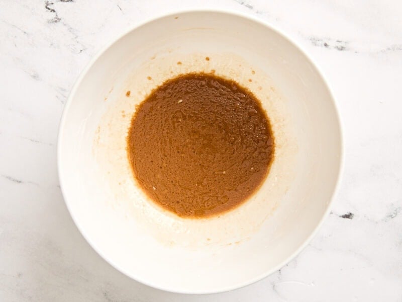 Marinade pour le poulet Kung Pao dans un bol.