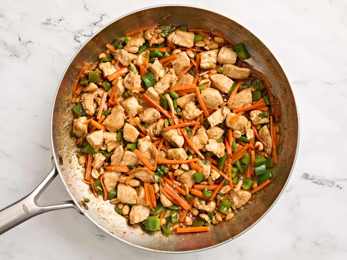 Poulet Kung Pao fini dans une poêle.