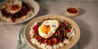 Cuire comme un chef: le bœuf mongol sauté haché avec un œuf au plat et un riz cuit à la vapeur