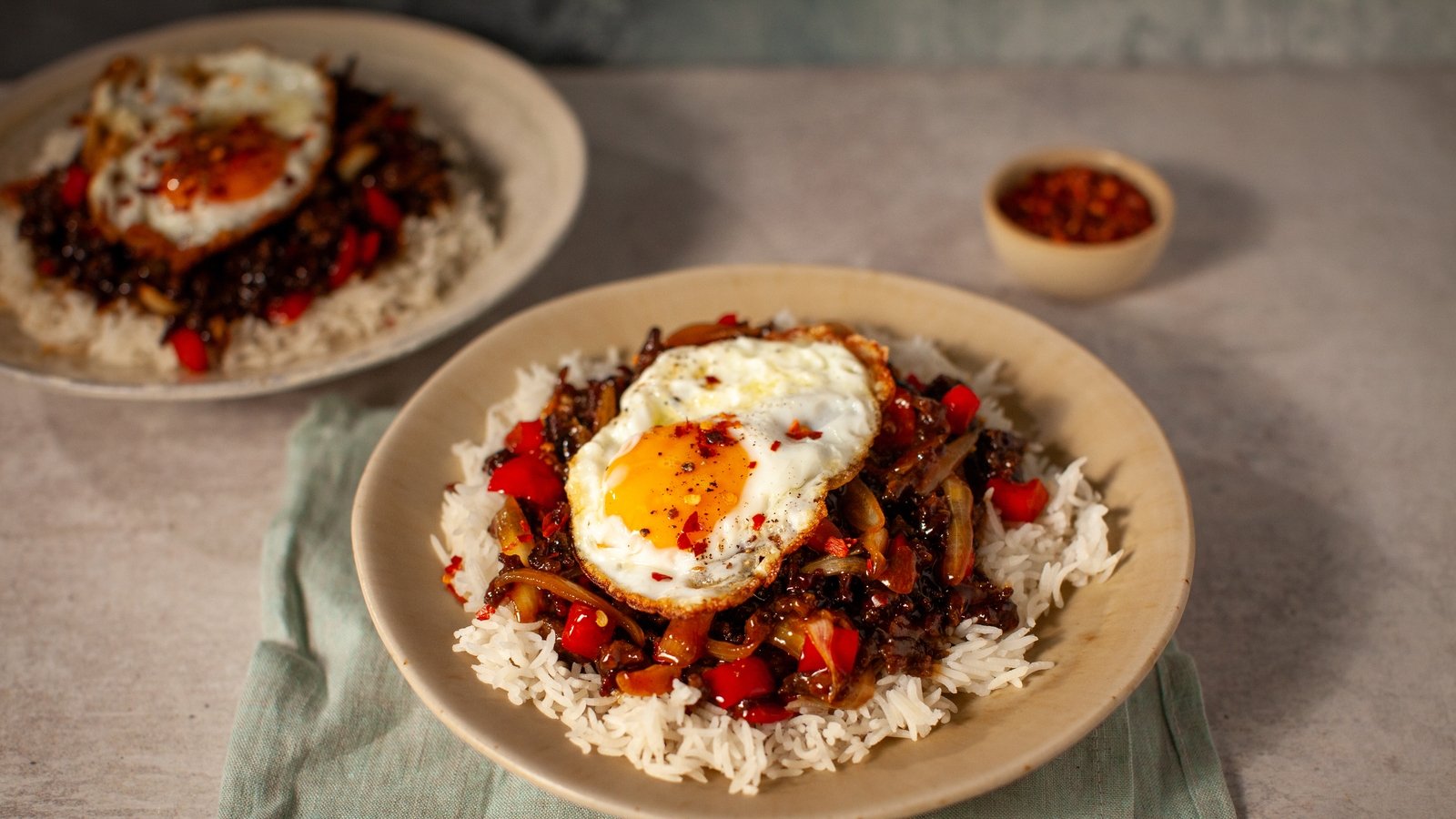 Cuire comme un chef: le bœuf mongol sauté haché avec un œuf au plat et un riz cuit à la vapeur