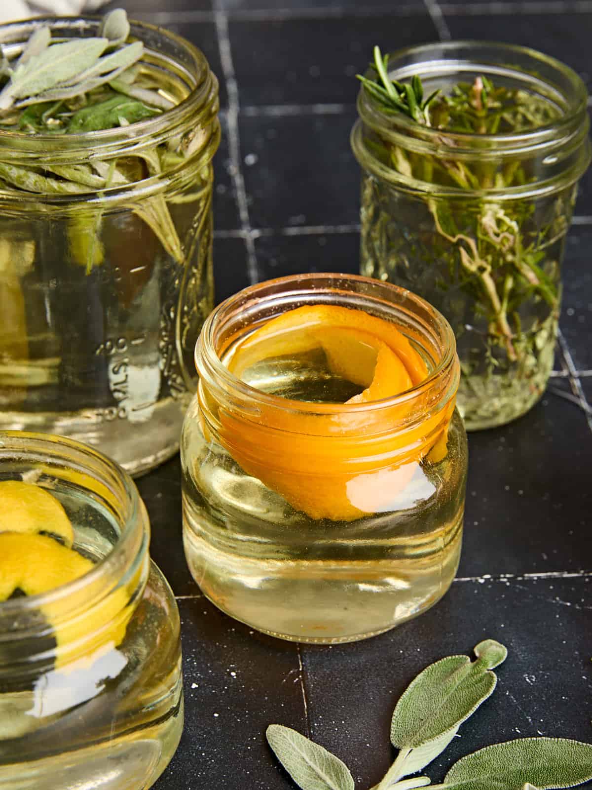 Vue aérienne de différents sirops simples aromatisés dans les bocaux.