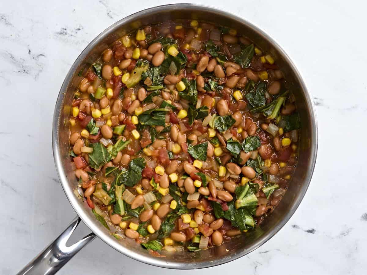 Ban à barbelettes et légumes verts ont fini dans une poêle.