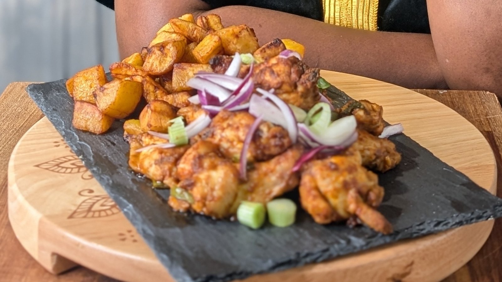 Funké Egberongbe's Suya Spice Chicken Ailes et plantain frit: aujourd'hui
