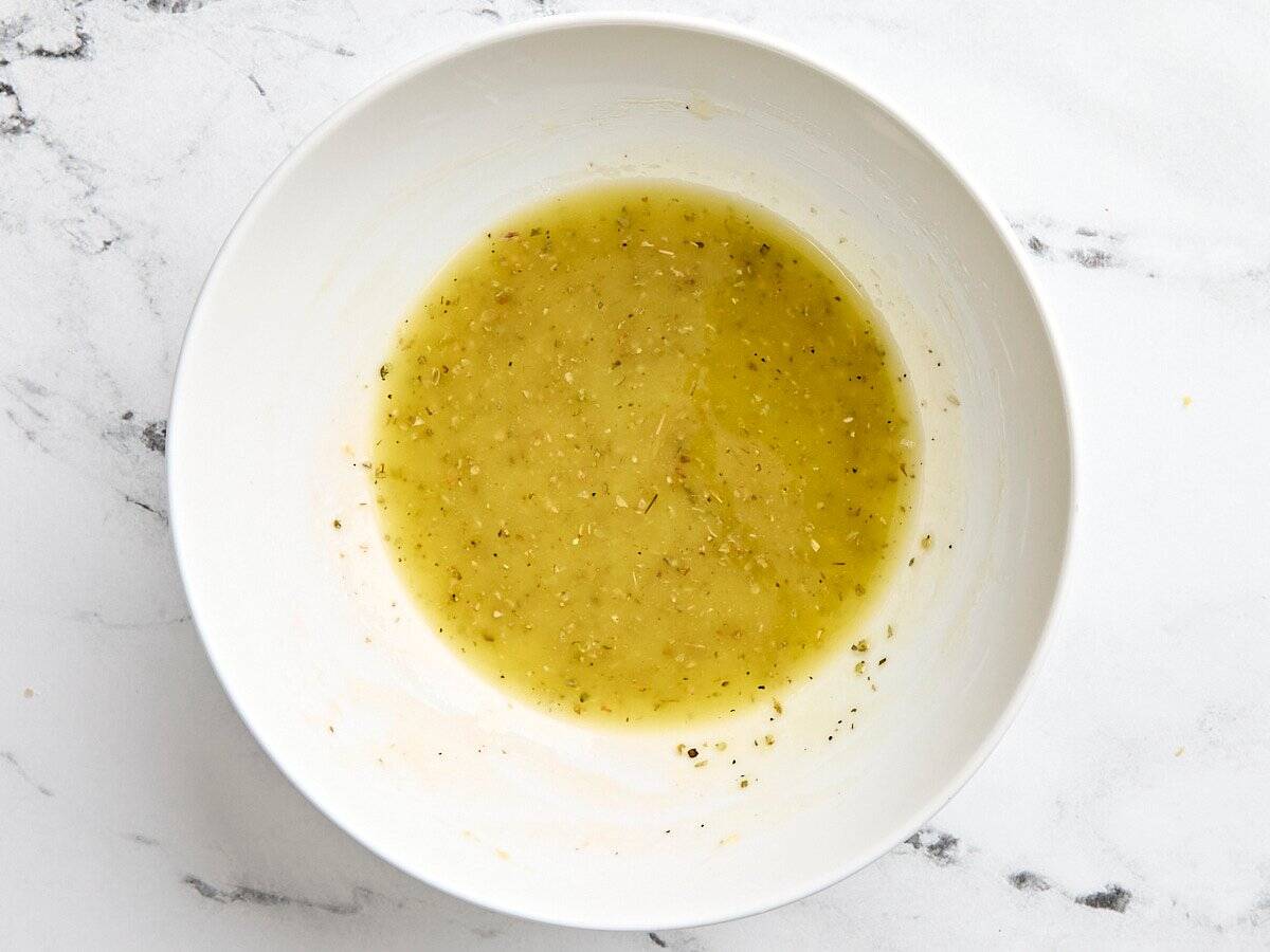 Une marinade de citron maison dans un bol.