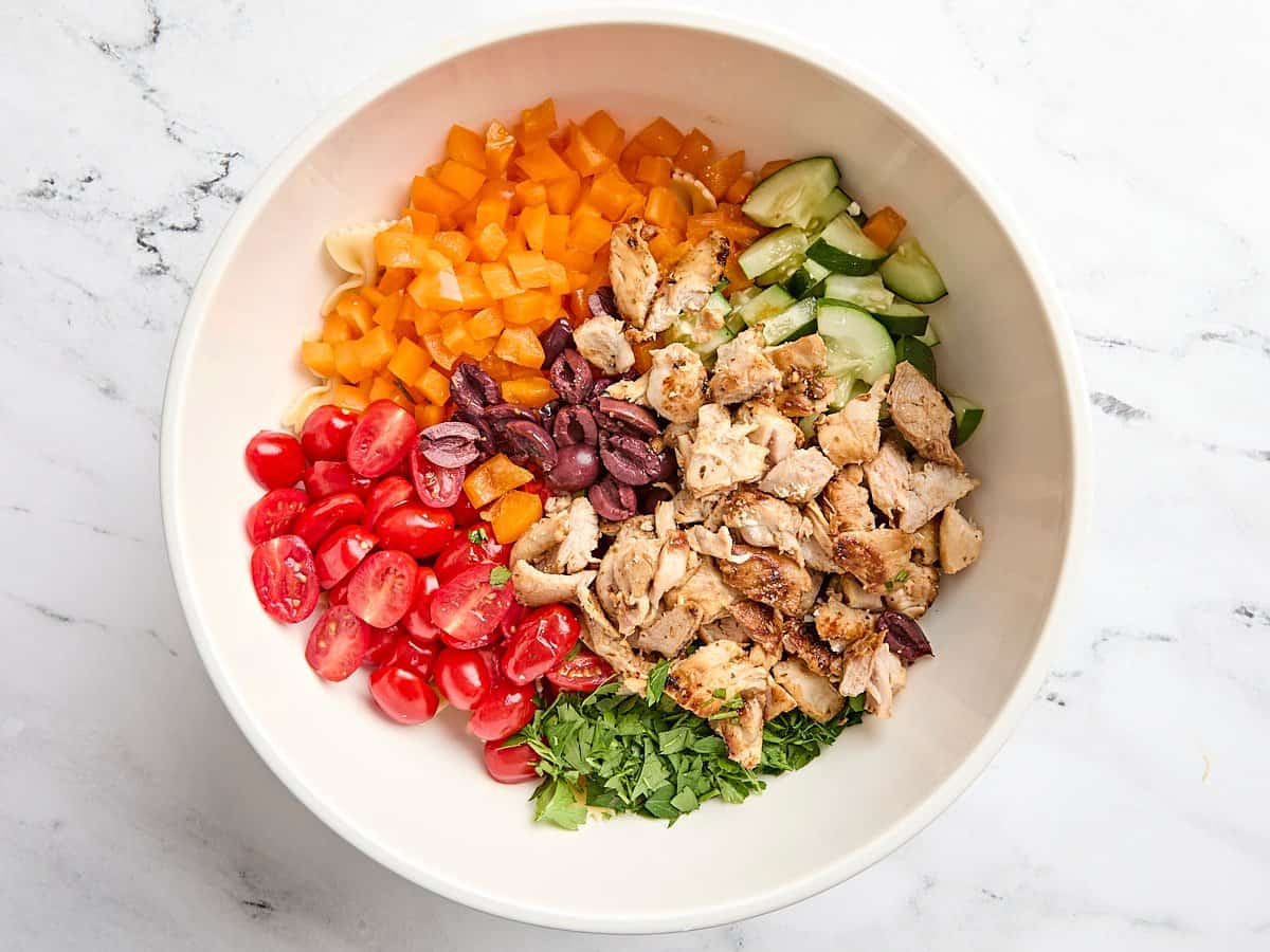 Cuisses de poulet en dés et légumes de salade préparés dans un bol à mélanger.