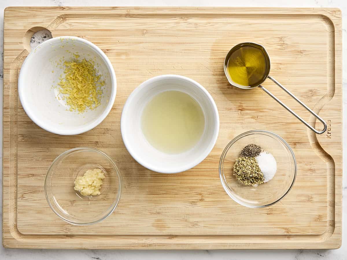 Les ingrédients d'une marinade de citron.