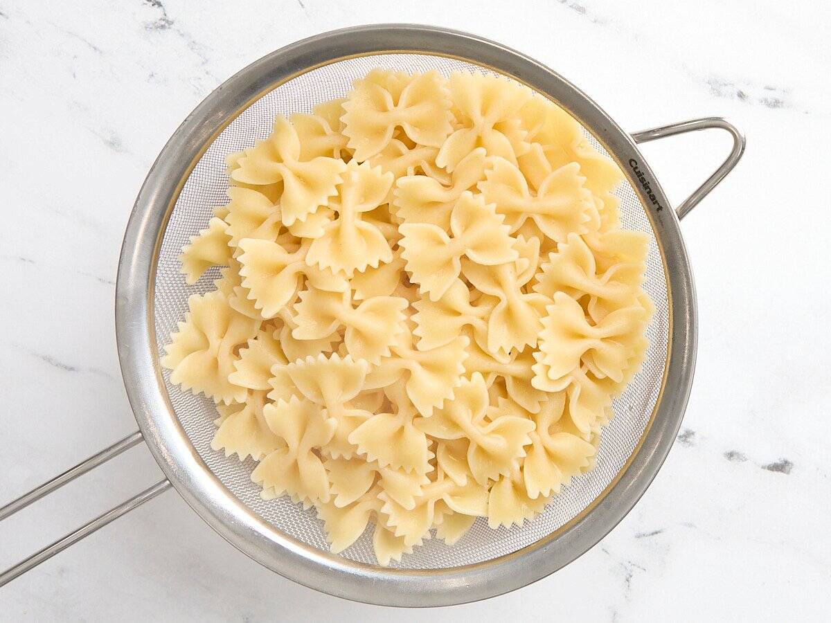 Pâtes de papillon cuites dans une passoire.