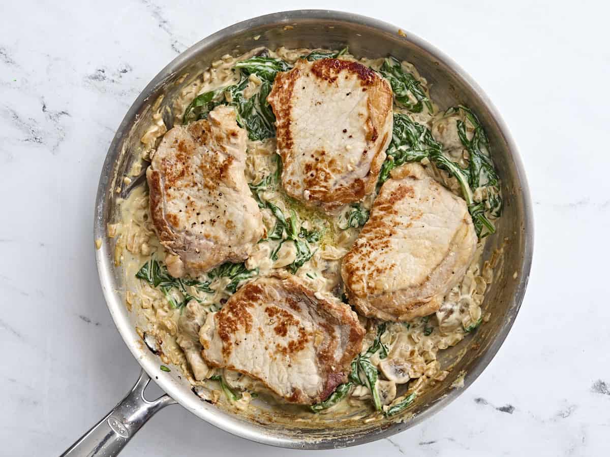 Coupez de porc crémeux fini dans une poêle.