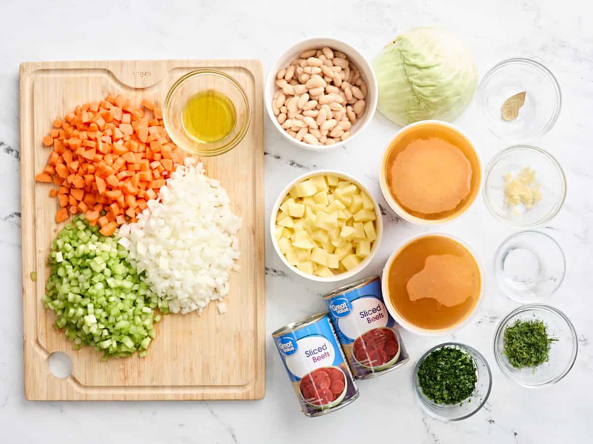 Les ingrédients pour fabriquer un Borscht ukrainien.