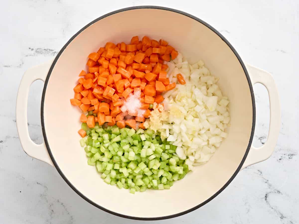 Un mirepoix dans une casserole.