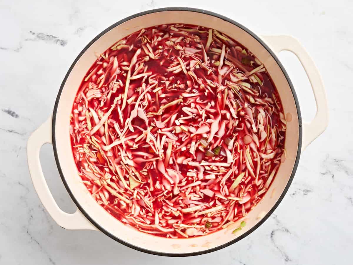 Borscht fait maison dans une casserole avant de bouillir.