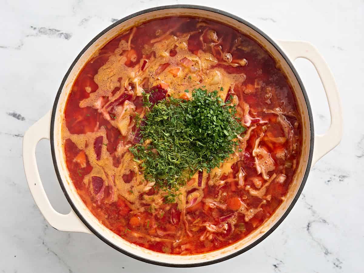 Aeth frais et persil frais ajouté à Borscht.