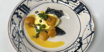 La compote des abricots de Rory avec le safran et les pistaches, la menthe et le labneh