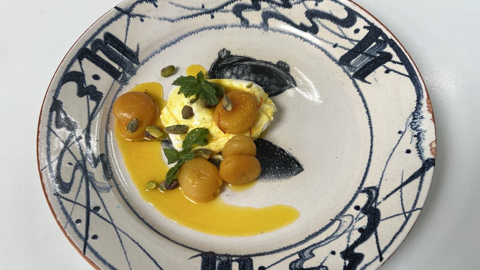 La compote des abricots de Rory avec le safran et les pistaches, la menthe et le labneh