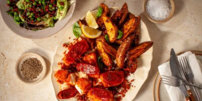 Plateau de morue en croûte de chorizo ​​avec des coins à fryer et une salade habillée de déesse verte