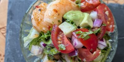 Cocktail de crevettes de Paul Flynn avec tomate et salsa à l'avocat: aujourd'hui
