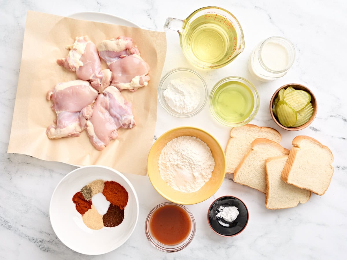 Les ingrédients pour faire du poulet chaud à Nashville fait maison.