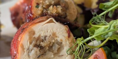 Le poulet enveloppé de bacon de Sarah Butler et farci de sauce: aujourd'hui