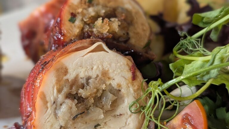 Le poulet enveloppé de bacon de Sarah Butler et farci de sauce: aujourd'hui