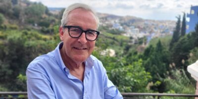 Tagine de poulet de Rory avec des olives vertes et des citrons préservés