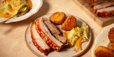 Cuire comme un chef: la ventre de porc rôti à rôti avec des pommes de terre rôties croustillantes et une salade de fenouil et d'orange