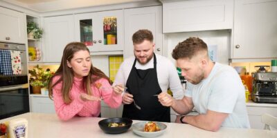 Le chef et la star de Tiktok, Daniel Lambert, a de la planche coupé pour lui en tant qu'hôte de «  Look Who's Hangy ''