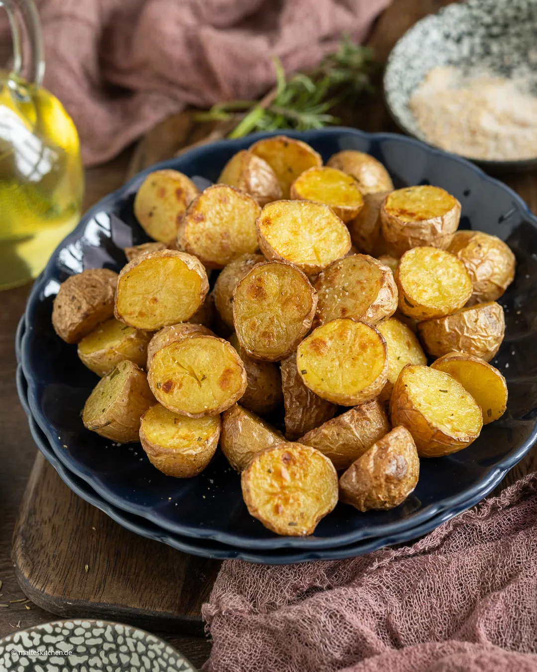 Les pommes de terre au romarin de la friteuse à air chaud.