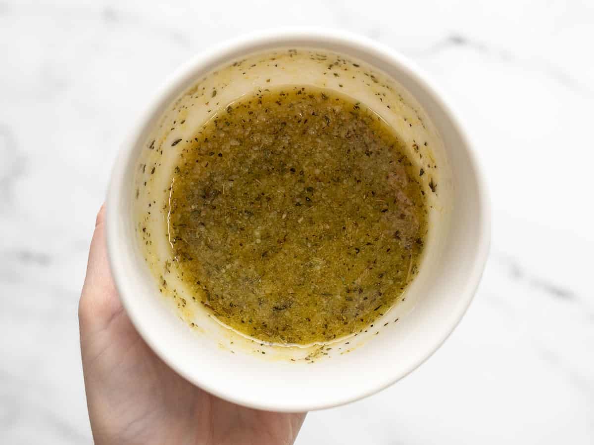 Mélange d'huile assaisonné dans un bol.