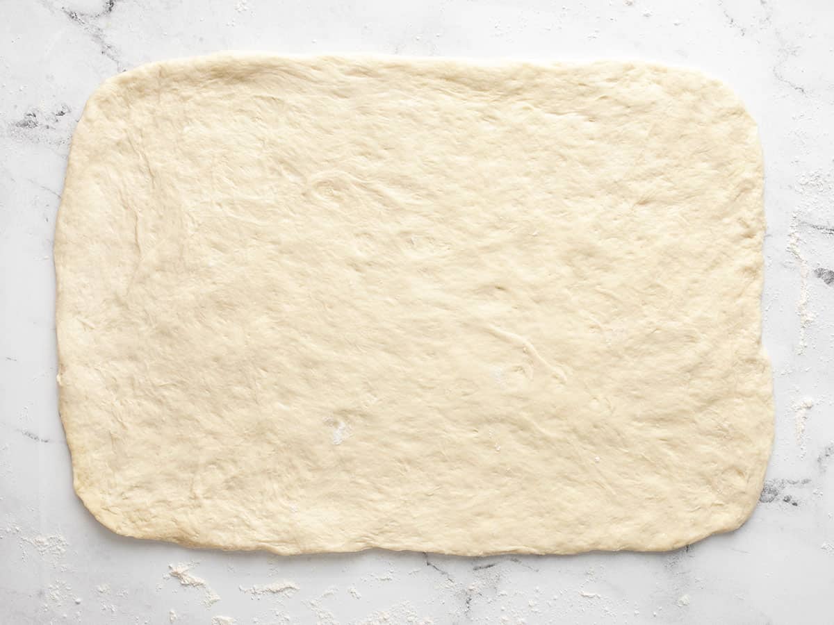 La pâte à pizza s'est déroulée dans un rectangle.