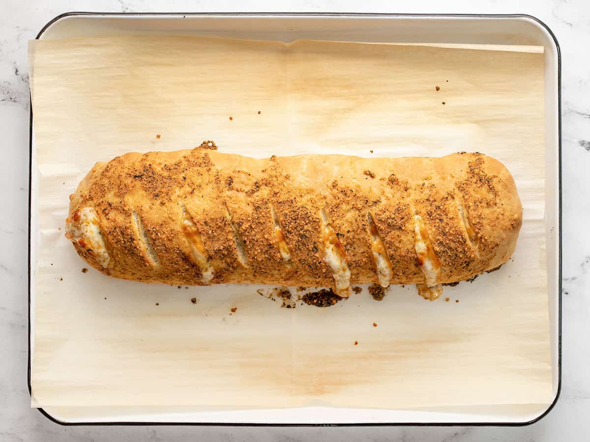 Stromboli cuit sur la plaque à pâtisserie.