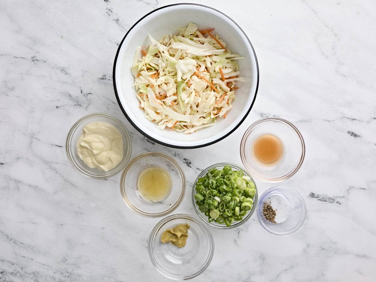 Les ingrédients de la salade de chou crémeuse.