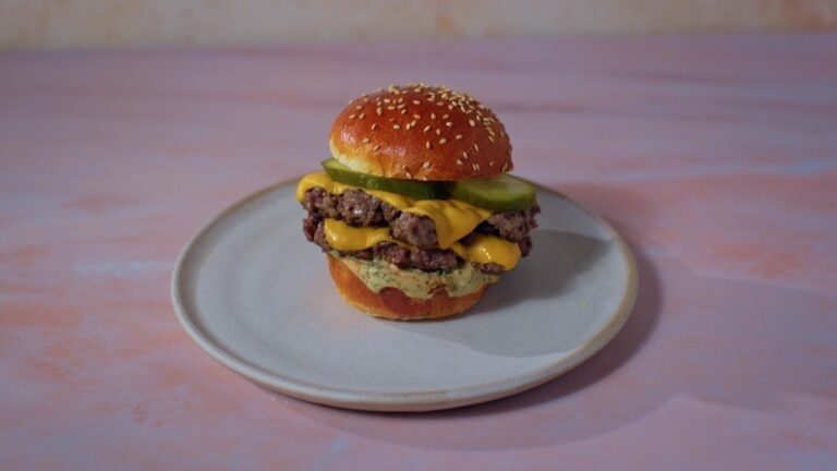 Cuire comme un chef: Smash Burger avec des cornichons faits maison et des pains de hamburger
