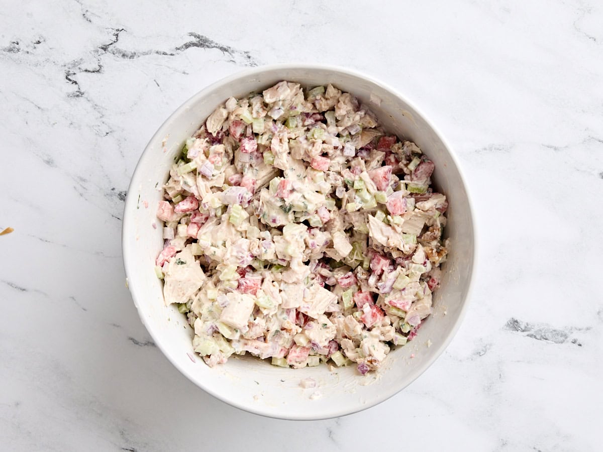 Salade de poulet aux fraises finies dans un bol.