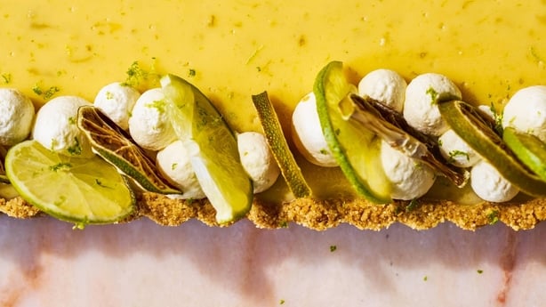 un gros plan d'une tarte aux agrumes