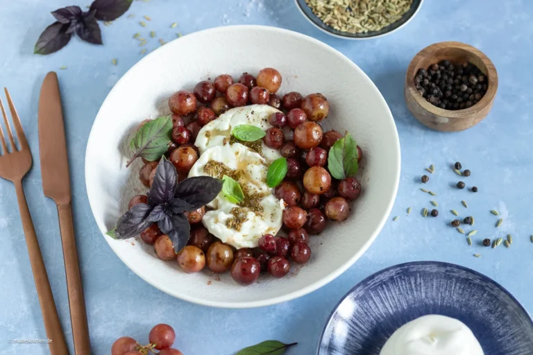Burrata avec des raisins frits et du basilic