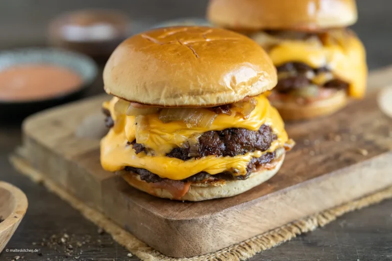 Burger brisé du grill avec du fromage et des oignons
