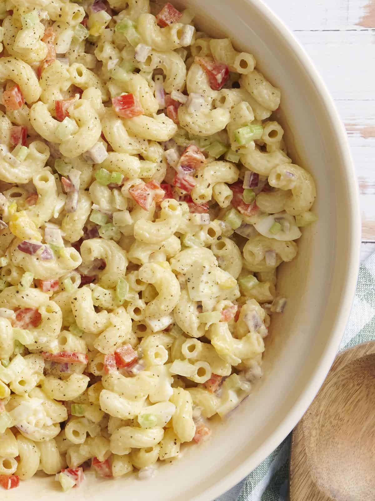 Vue de près sur un bol de salade de macaroni maison.