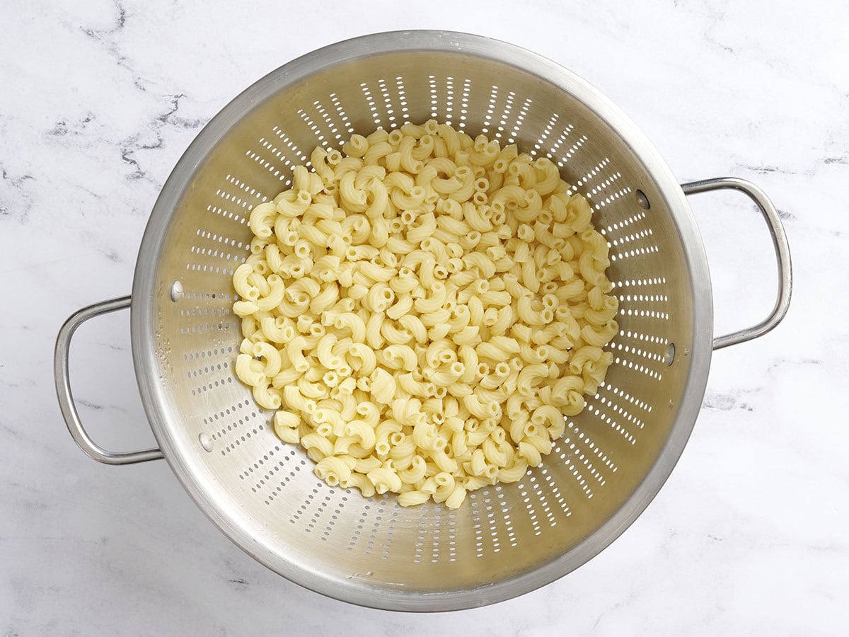 Macaroni cuit dans une passoire.