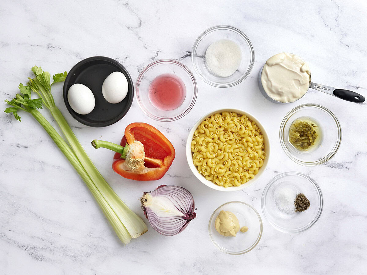Les ingrédients de la salade de macaroni.