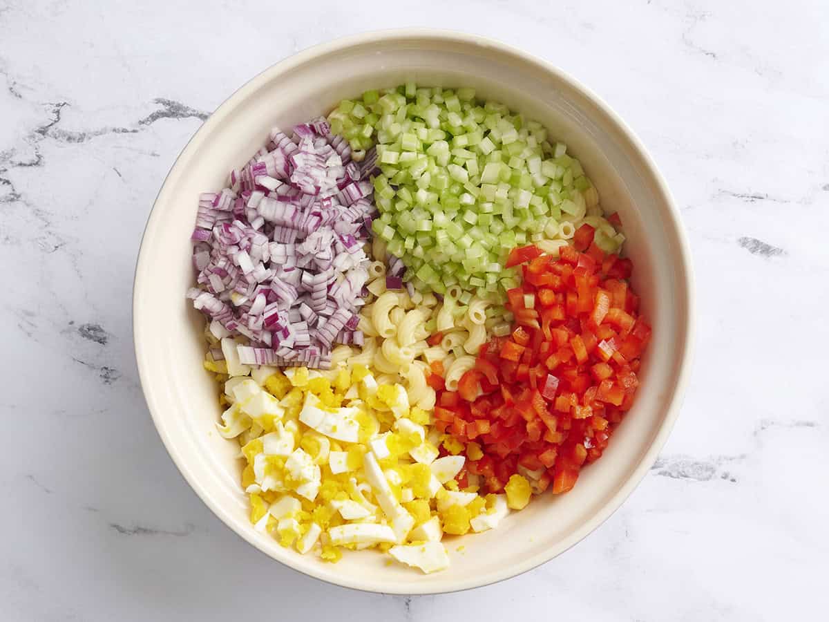 Les ingrédients de salade de macaroni maison dans un bol.