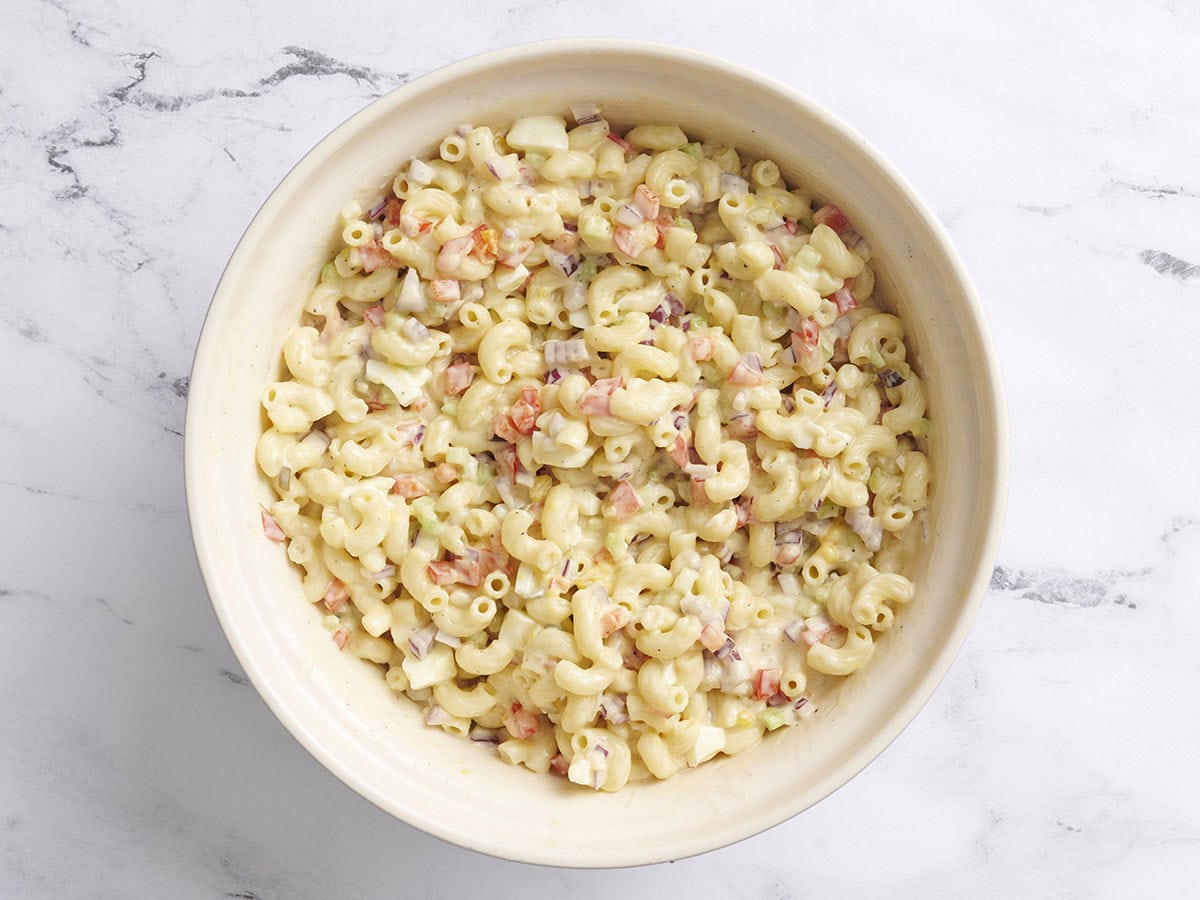 Un bol fini de salade de macaroni.